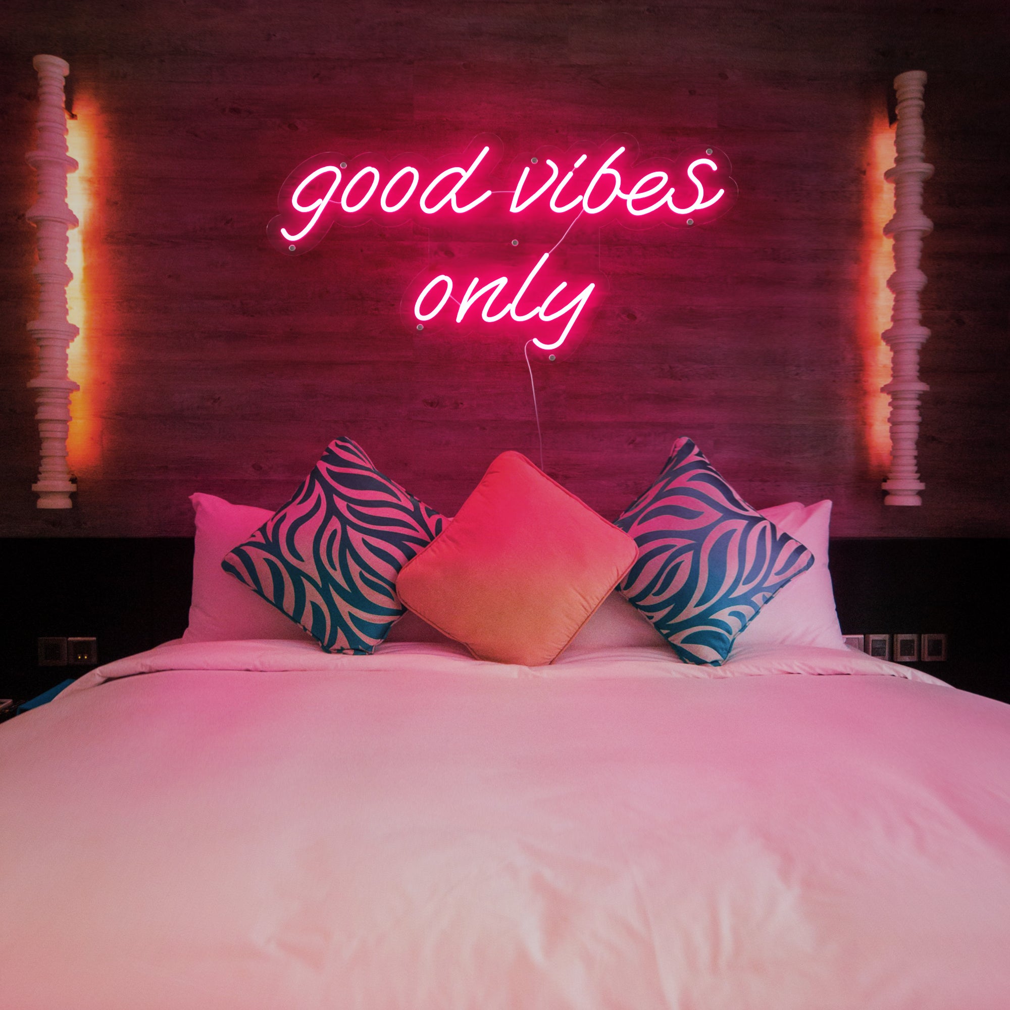 Good Vibes Only' Neon Sign